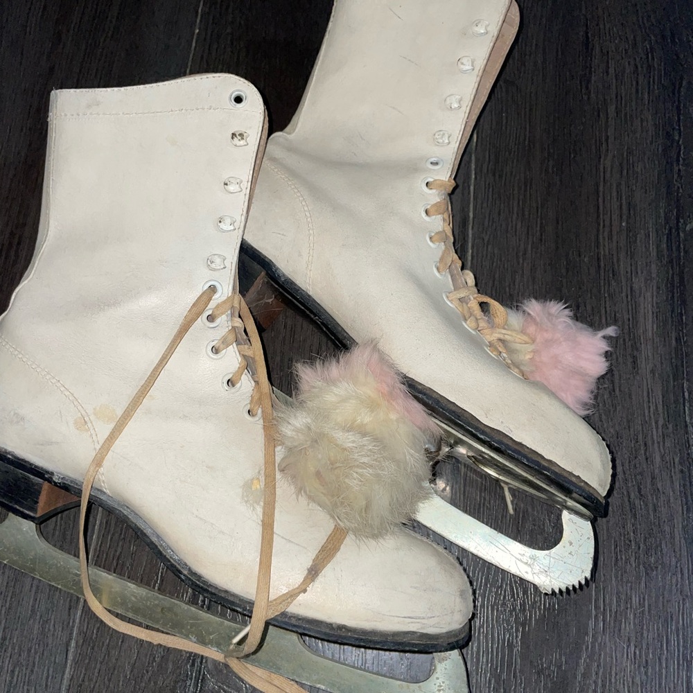Vintage Women’s Size 7 White Ice Skates.